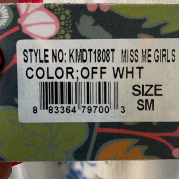 Lightweight top with an embroidered design featuring intricate floral patterns. - Picture 4 of 4